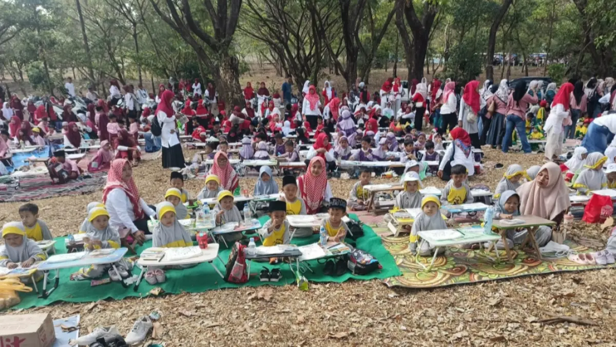 KREATIF: Sekitar 1.000 anak mengikuti kegiatan mewarnai di Gua Manik Donorojo Jepara dalam rangka HUT ke-81 RI. Total peserta bersama orang tua mencapai 2.000 orang.
