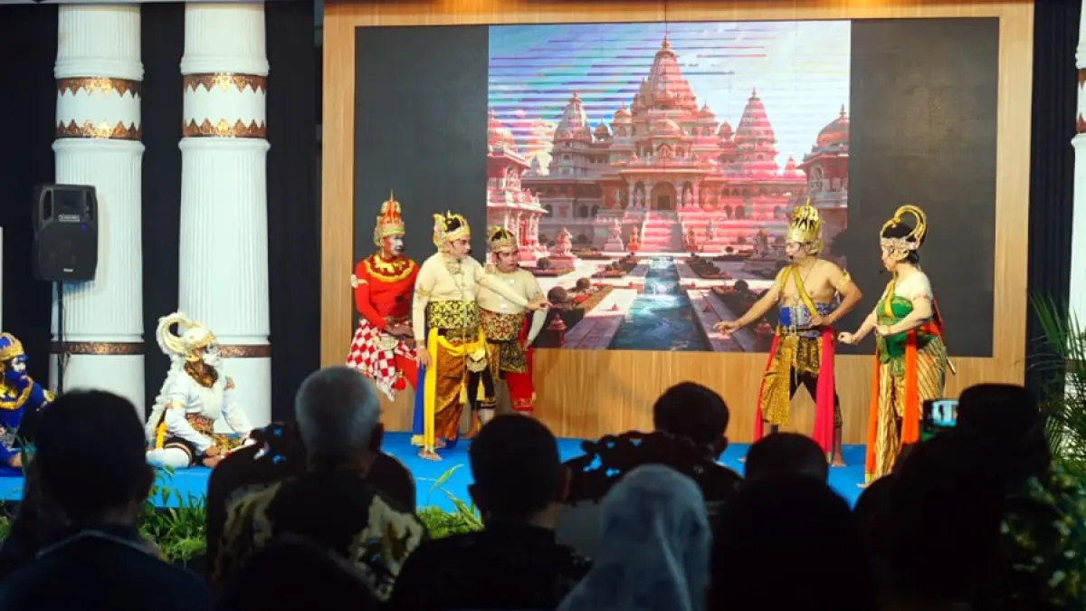 MERIAH: Penampilan pentas wayang orang yang berlangsung di Pendopo Kabupaten Pati, Minggu (9/8) malam. (ACHMAD ULIL ALBAB/RADAR KUDUS)