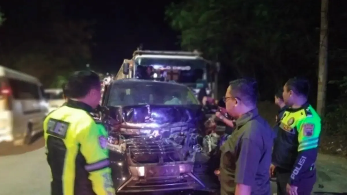 Mobil Alphard Pendakwah asal Bojonegoro KH Anwar Zahid dilaporkan mengalami kecelakaan lalu lintas di Jalan Raya Padangan-Ngaw, Senin (10/8) malam. (Sat Lantas Polres Bojonegoro)

