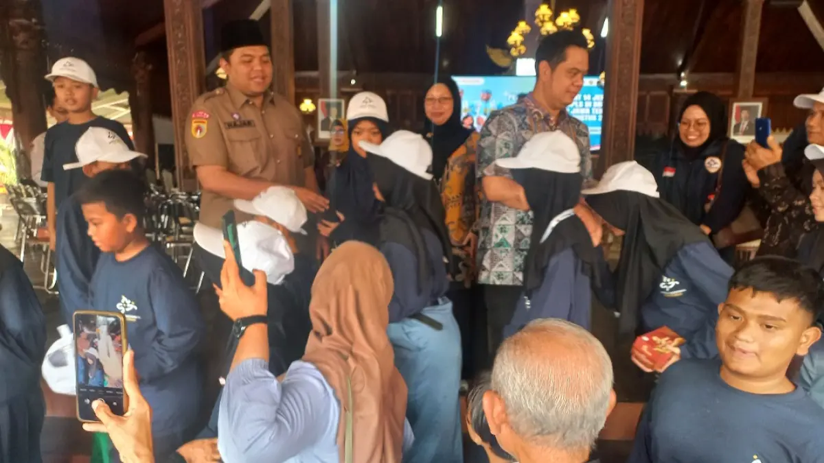 MPLS: Bupati Jepara Witiarso Utomo beserta Wabup M Ibnu Hajar melepas para siswa SNT untuk mengikuti MPLS di BBPMP Jawa Tengah pada Selasa (11/8). (FIKRI THOHARUDIN/RADAR KUDUS)