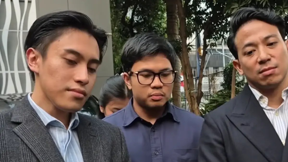 Muhammad Jannah alias Bigmo beserta kuasa hukum saat mendatangi Polda Metro Jaya untuk serahkan bukti digital ke penyidik.