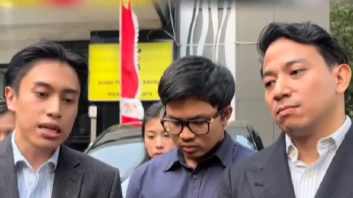 Muhammad Jannah alias Bigmo beserta kuasa hukum saat mendatangi Polda Metro Jaya untuk serahkan bukti digital ke penyidik.