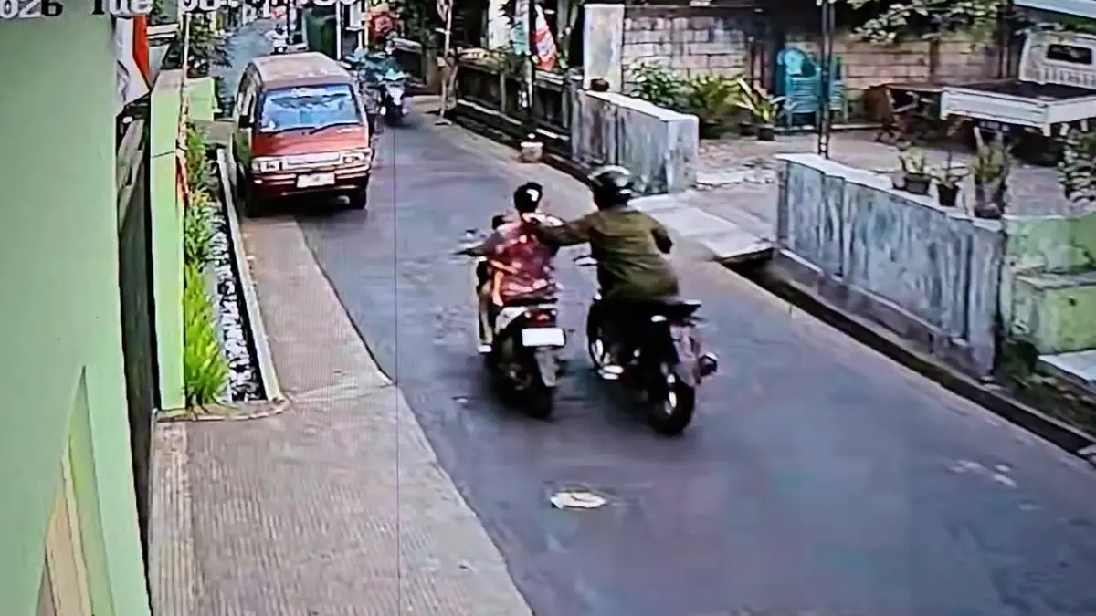 NEKAT: Aksi penjambretan yang terjadi di Desa Kriyan Kecamatan Kalinyamatan pada Selasa (11/8) gagal, pelaku kabur dan korban terjatuh dari motor.