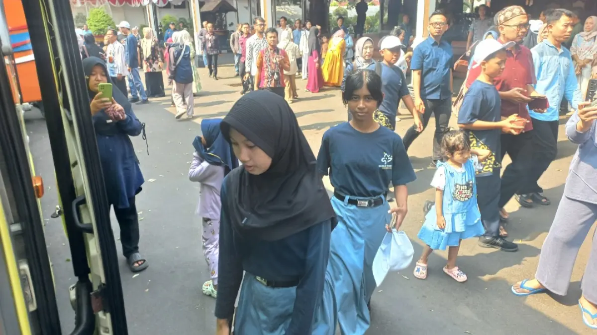 SEMANGAT: Para siswa SNT tampak bergegas untuk mengikuti MPLS di BBPMP Jawa Tengah.