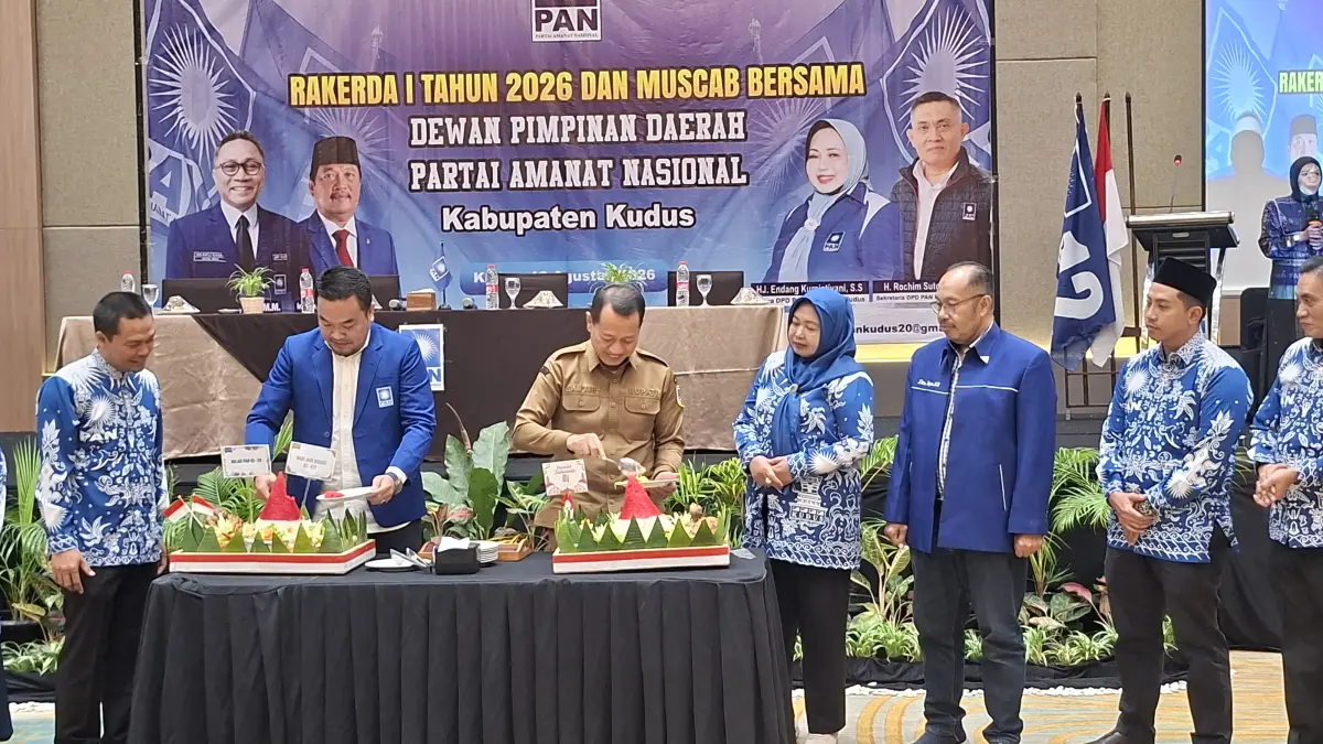 SIMBOLIS: Bupati Kudus Sam’ani Intakoris bersama Wakil Sekretaris Jenderal DPP PAN, Andra Bani Sagalane memotong nasi tumpeng sebagai pembukaan acara secara simbolis, Senin (10/8) petang. (ANDIKA TRISNA SAPUTRA/RADAR KUDUS)