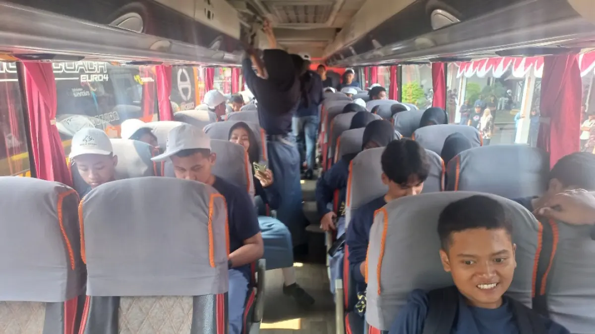 SUMRINGAH: Para siswa SNT sedang berangkat dari Pendopo Kartini Jepara untuk menjalani MPLS di BBPMP Jawa Tengah sejak 11-17 Agustus mendatang. (FIKRI THOHARUDIN/RADAR KUDUS)