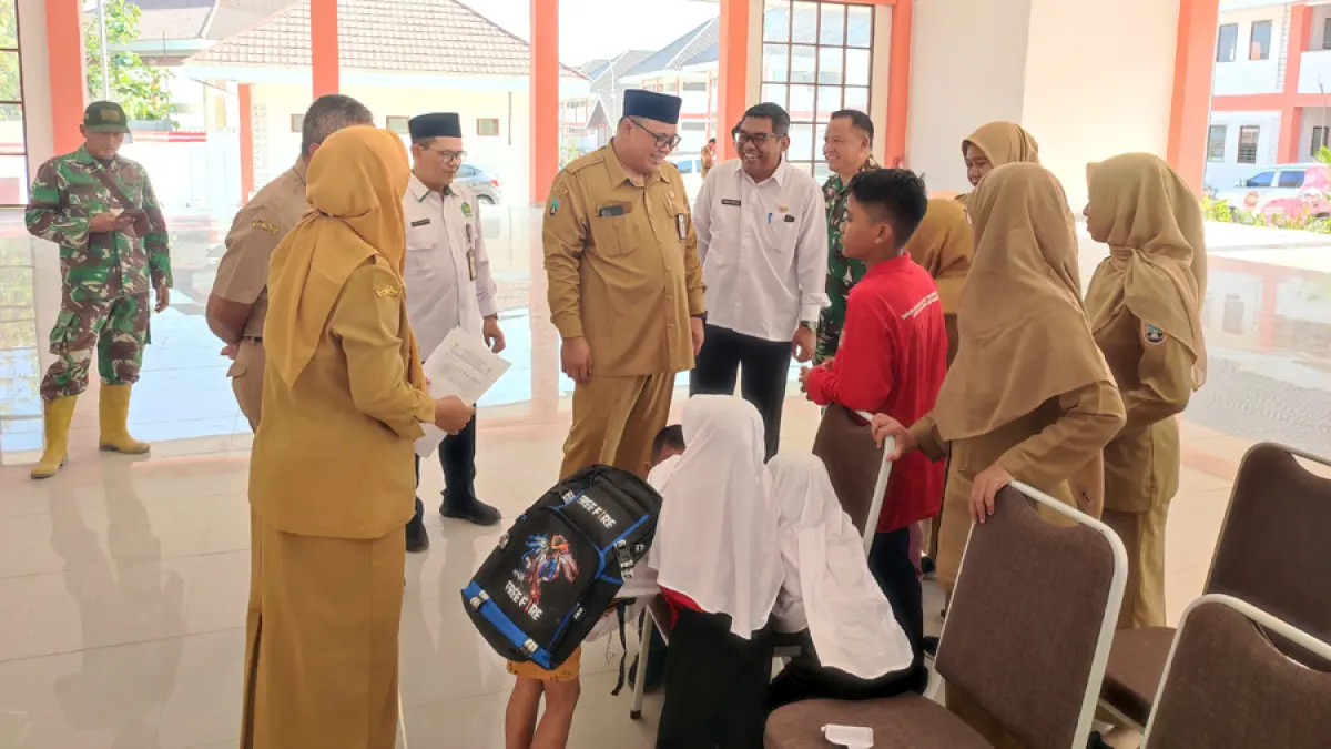 TAMPUNG ASPIRASI: Wakil Bupati Rembang, Mochamad Hanies Cholil Barro bersama Kemenag berdiskusi dan beri arahan kepada siswa SR Kaliombo, Sulang, kemarin. (PEMKAB REMBANG UNTUK RADAR KUDUS)