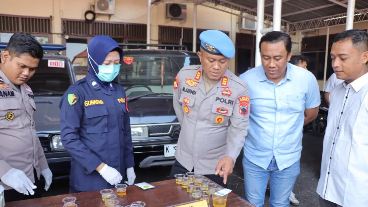 TES URINE – Anggota Polres Grobogan melakukan tes urine secara acak kepada anggota untuk pemeriksaan keterlibatan narkoba di Mapolres setempat. 