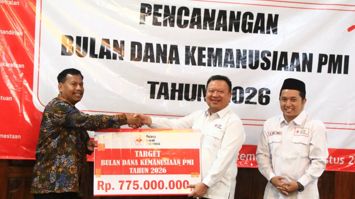 WISNU AJI/RADAR KUDUS

SEMANGAT BERSAMA: Bupati Rembang Harno menyerahkan simbolis pencanangan Bulan Dana Kemanusiaan PMI kepada Kajari Rembang Rully Mutiara, didampingi Ketua PMI Rembang dr Samsul Anwar.