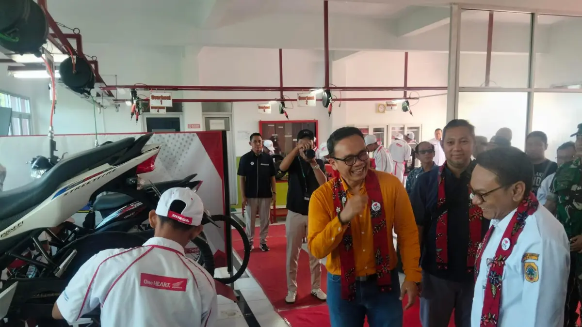 ANDRE FAIDHIL FALAH/RADAR KUDUS

DIPANTAU: Pemkab Pati, PT Astra Internasional bersama SMK BTB melihat siswa membenahi mesin motor di bengkel sekolahan pada Rabu (12/8).
