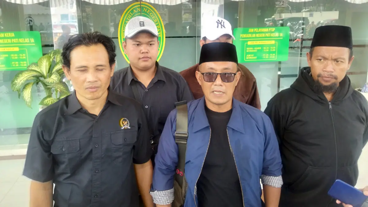 BERHARAP KETEGASAN: Aliansi santri mengawal sidang pengasuh pondok yang diduga mencabuli santrinya di Pengadilan Negeri Pati kemarin. (ANDRE FAIDHIL FALAH/RADAR KUDUS)