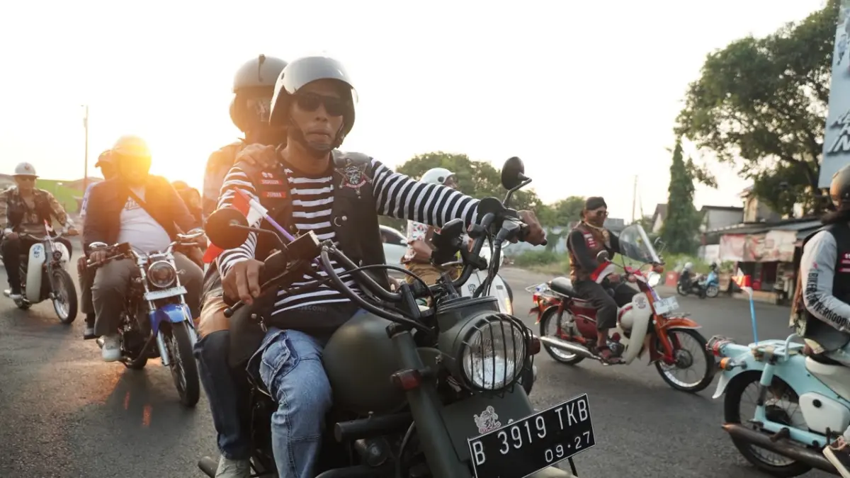 JADUL: Ratusan motor jadul mengikuti Riding Merdeka Melaju di Jalan Mulus di Jepara. Peserta bernostalgia sambil menyusuri jalan hingga Pantai Kartini.