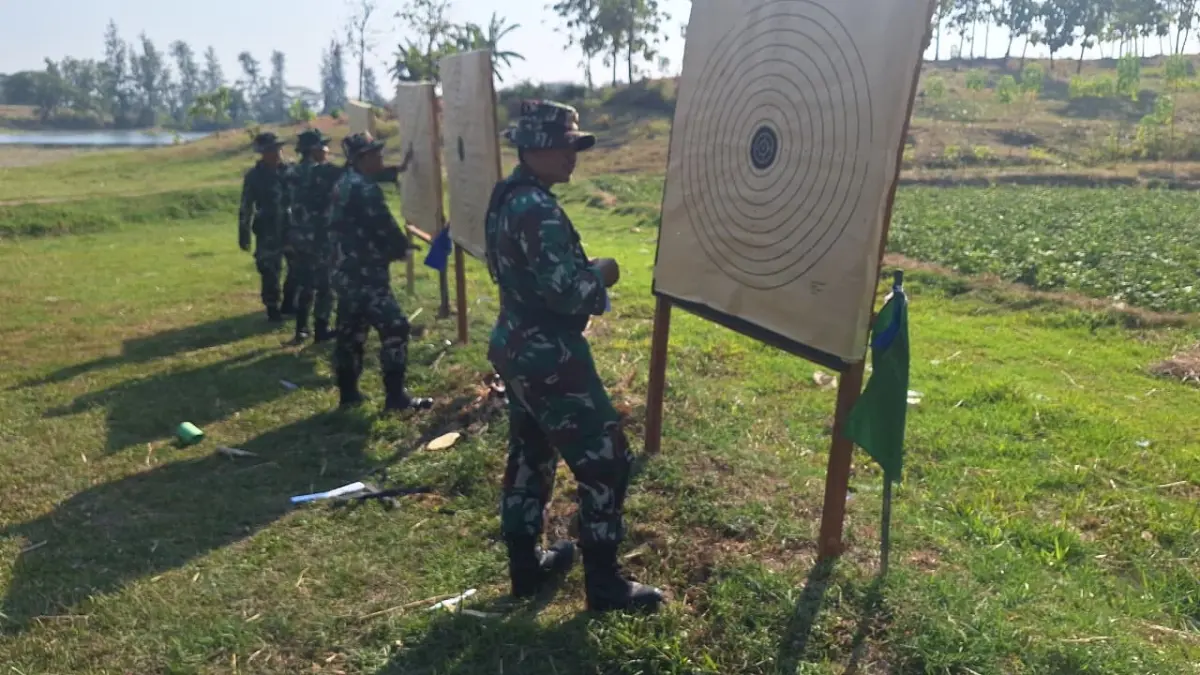 LATIHAN: Prajurit Kodim 0717/Grobogan saat melakukan latihan tembak di Kecamatan Toroh.