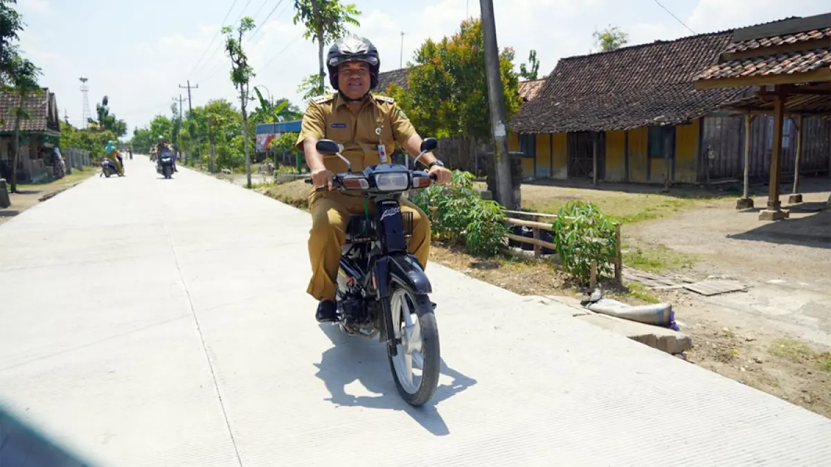 NGACIR: Bupati Blora Arief Rohman naik motor menjajal jalan mulus di Wilayah Blora Selatan Kecamatan Jati, Randublatung - Cepu. (ARIF FAKHRIAN KHALIM/RADAR KUDUS)