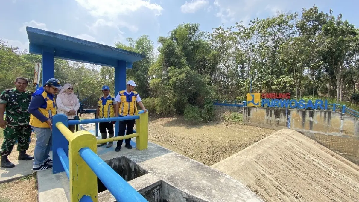 PEMANTAUAN: Tim BBPS Pemali Juwana dan PUPR Blora melakukan pengecekan Embung Purwosari yang telah mengering dan berdampak di pertanian.