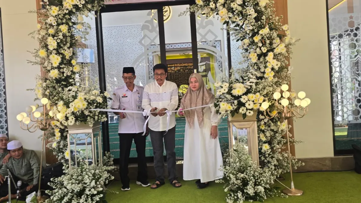 PERESMIAN – Notaris/PPAT Made Linggarasih bersama suami Ihwan Sudrajat memotong pita untuk peresmian Masjid Al Ikhwan di Perumahan Griya Citra Dewata Getasrejo, Rabu (12/8) 