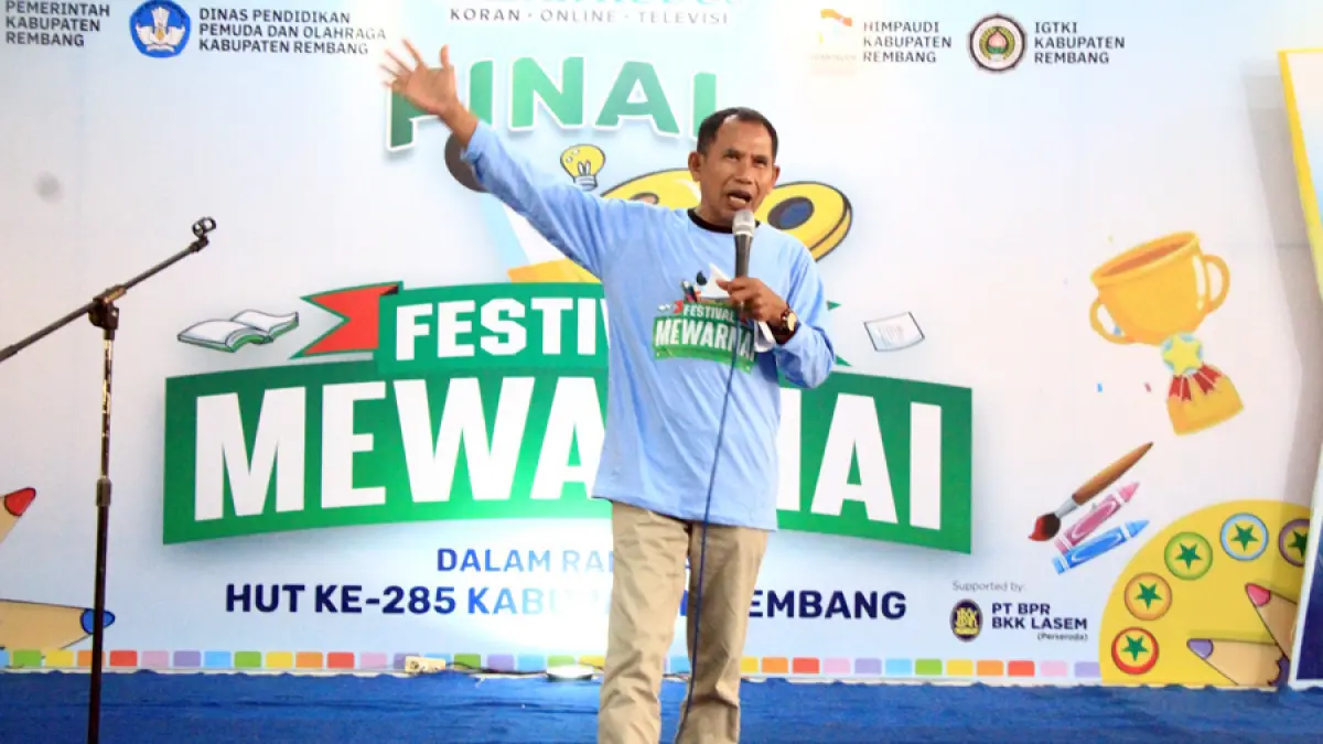 POMPA SEMANGAT: Direktur Jawa Pos Radar Kudus, Baehaqi memberikan sambutan sekaligus pompa semangat 336 peserta PAUD di Final Festival Mewarnai di Gedung Balai Kartini, Rembang. (WISNU AJI/RADAR KUDUS)