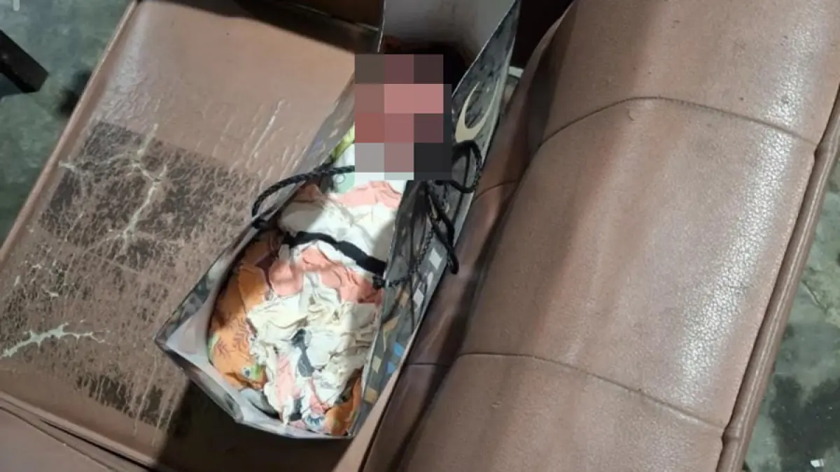 TEGA: Kondisi bayi yang baru lahir ditemukan di teras rumah warga di Desa Karangngampel. (TANGKAPAN LAYAR)
