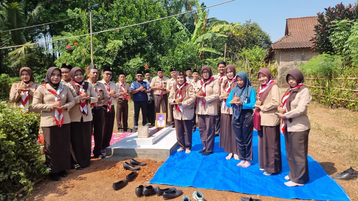 BERJASA: Rangkaian HUT Kwarran Mlonggo diisi ziarah makam tokoh Pramuka.