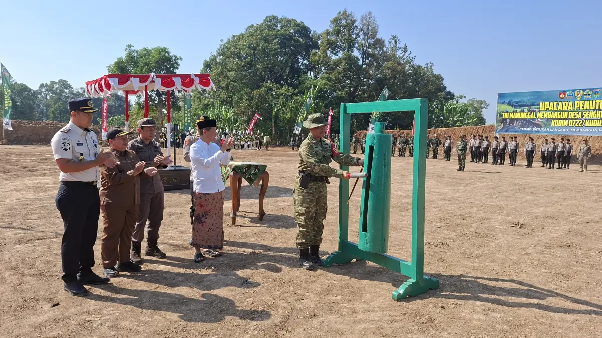 BUNYIKAN: Komandan Kodim (Dandim) 0722/Kudus Letkol Arh Yuusufa Allan Andriasie memukul kenthongan sebagai tanda penutupan TMMD Sengkuyung Tahap III Tahun Anggaran 2026 di Desa Rejosari, Kamis (13/8). (ANDIKA TRISNA SAPUTRA/RADAR KUDUS)