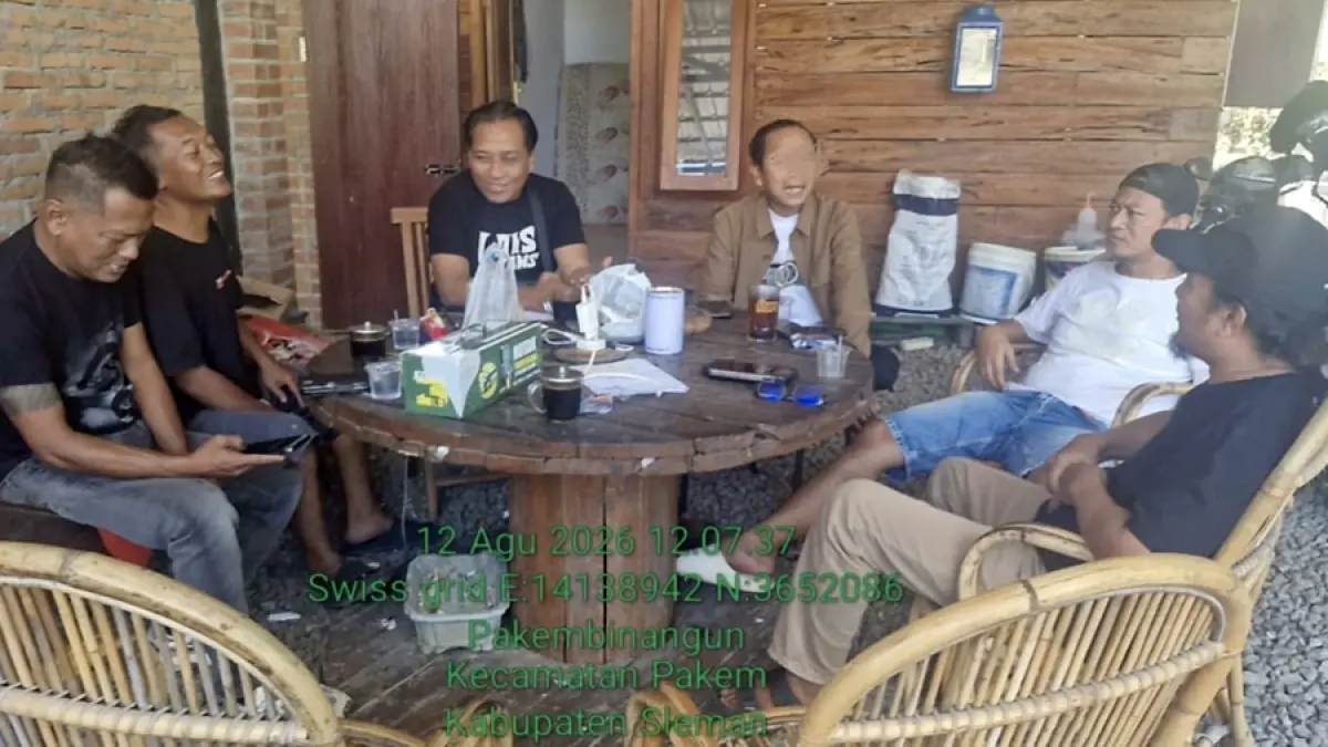 DIJEMPUT: Tim Polresta Pati menghampiri Kades Tlogosari AR di daerah Sleman belum lama ini. (HUMASRESTA PATI UNTUK RADAR KUDUS)