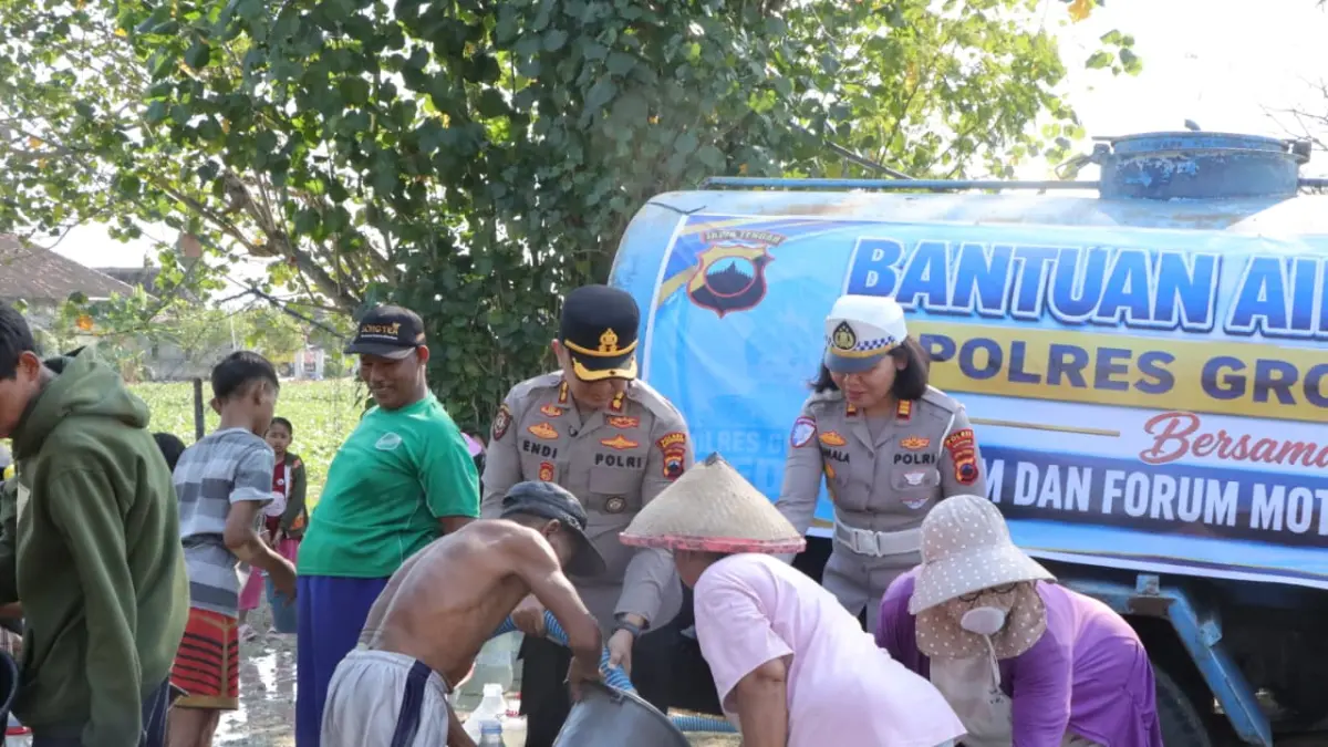 DROPPING AIR: Satlantas Grobogan saat menyalurkan air bersih ke warga yang mengalami kekeringan.