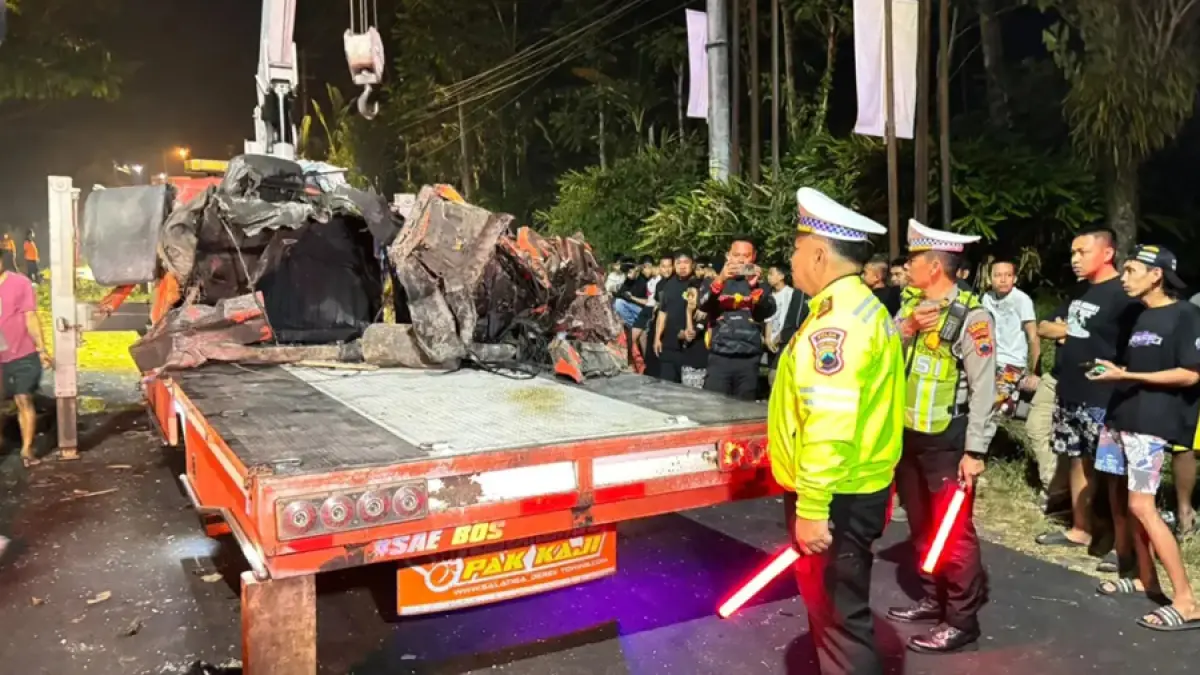 Evakuasi truk nahas yang rusak berat setelah kecelakaan (DOK. RADAR SEMARANG)