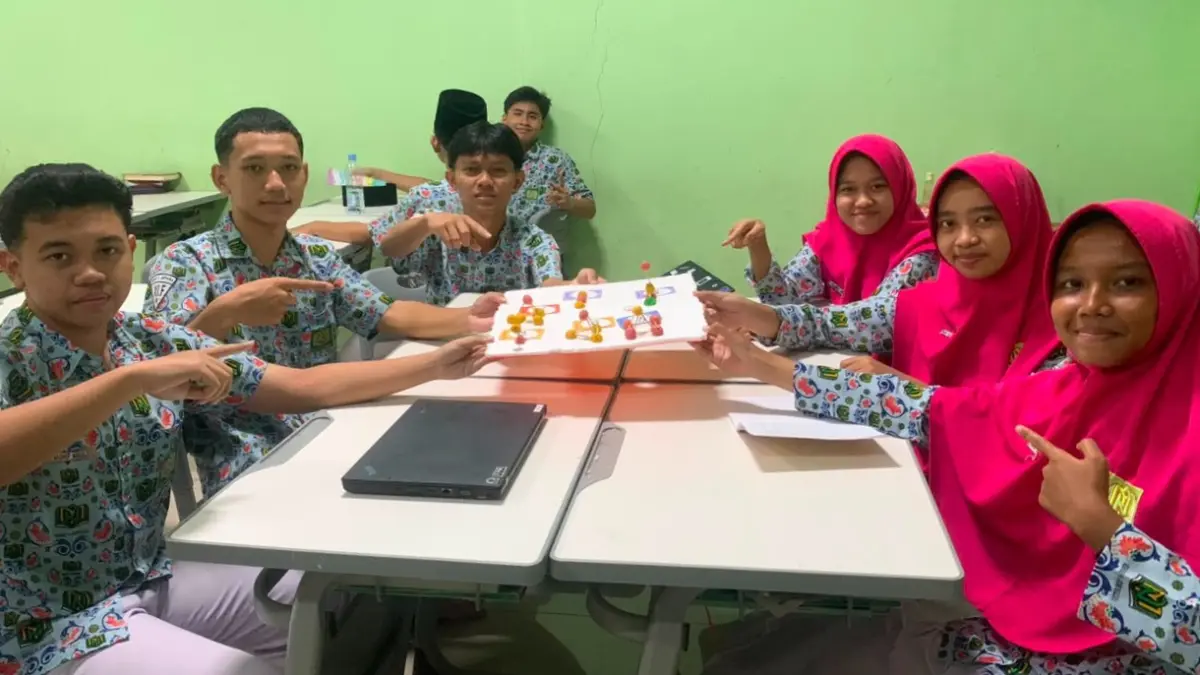 INTERAKTIF: Sejumlah siswa MAN 1 Jepara tengah belajar kimia secara mudah dan murah.