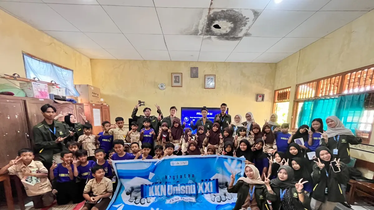 INVESTASI PENDIDIKAN: Mahasiswa KKN UNISNU Jepara mengenalkan AI kepada siswa SDN 2 dan SDN 5 Plajan.