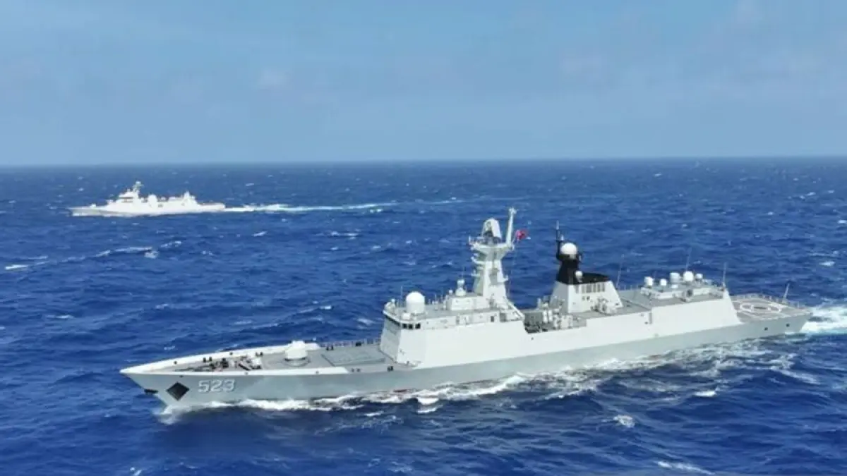 Kapal Honghe dan kapal fregat KRI I Gusti Ngurah Rai-332 menempati posisi pengisian perbekalan dan melaksanakan latihan pengisian perbekalan di laut di perairan sebelah timur Taiwan pada Rabu (12/8/2026). (ANTARA/HO-Kementerian Pertahanan China)
