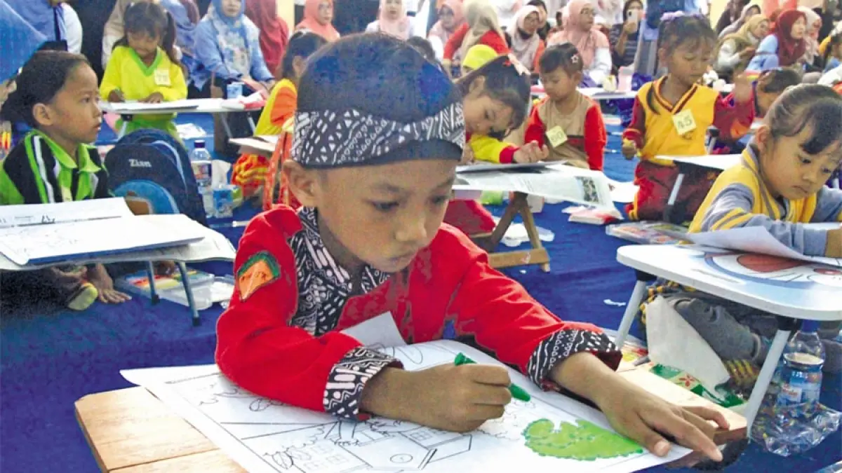 KOSTUM UNIK: Salah satu peserta Festival Mewarnai menyemarakkan Hari Jadi ke-285 dan HUT ke-81 Kemerdekaan RI di Gedung Balao Kartini kemarin. (WISNU AJI/RADAR KUDUS)