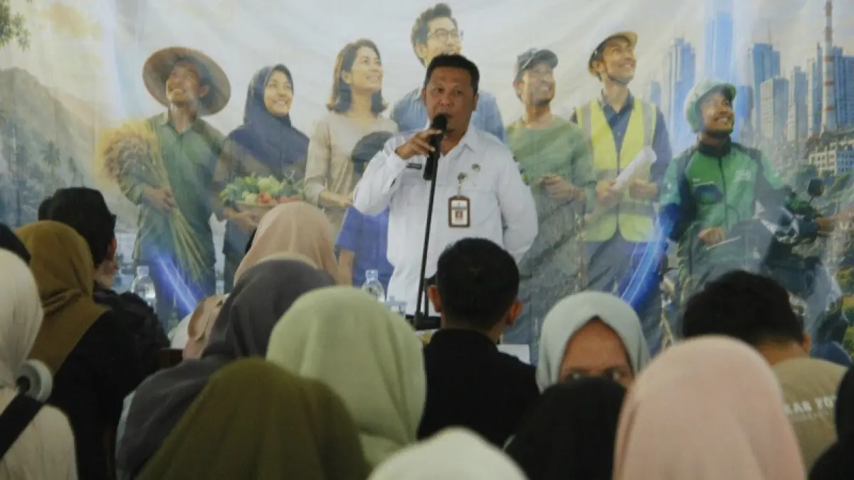 TERHUBUNG: Kepala Dinas Koperasi, Usaha Kecil Menengah, Tenaga Kerja, dan Transmigrasi Jepara Zamroni Lestiaza tengah memberikan informasi mengenai peluang kerja di perusahaan lain, bagi eks pekerja PT Samwon Busana Indonesia.&nbsp;(FIKRI THOHARUDIN/RADAR KUDUS)