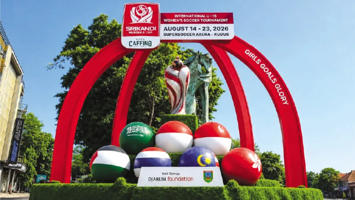 7 NEGARA: Salah satu ikon Srikandi Merdeka Cup&nbsp;2026 yang dipasang di perempatan Pentol, Jalan&nbsp;Jenderal Sudirman, Kudus. (SRIKANDI MERDEKA CUP)