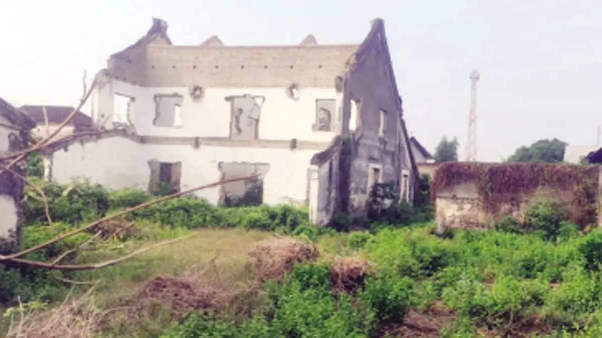 DIBONGKAR: Rumah Kapiten di Jalan Gambiran, Desa Soditan, Lasem, yang kayu-kayunya telah dibongkar tanpa sepengetahuan pihak terkait. (DOK WARGA UNTUK RADAR KUDUS)