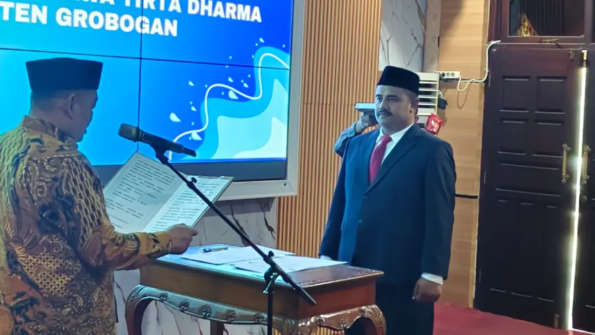 DILANTIK – Bupati Grobogan Setyo Hadi melantik Nasirul Umam jadi direktur PDMA Grobogan periode 2026-2031 di ruang rapat Wakil Bupati Grobogan, Jumat (14/8)