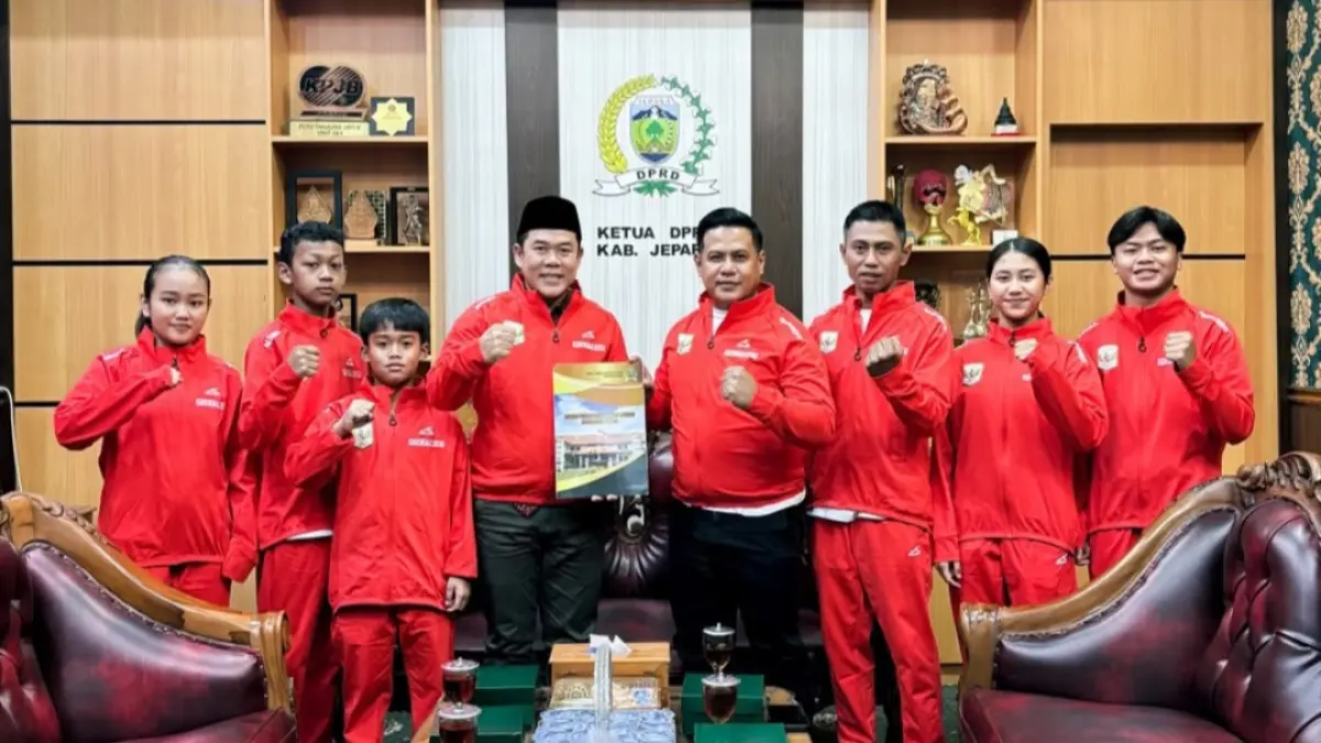 GASPOL: Ketua DPRD Jepara Agus Sutisna memberikan uang pembinaan kepada tujuh atlet FORKI Jepara yang akan berlaga di Thailand Open Karate Championship 2026.