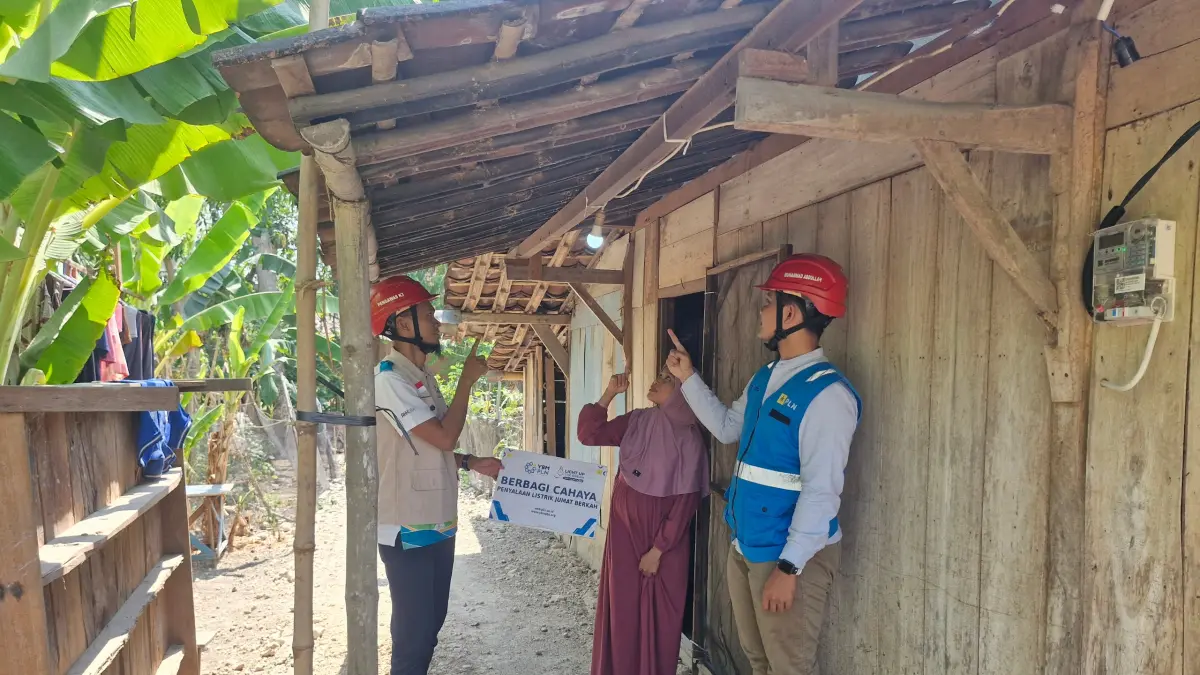 MENYALA – Petugas PLN ULP Tegowanu memeriksa listrik warga mendapatkan sambungan baru PLN di Desa Sumurgede, Kecamatan Godong. 