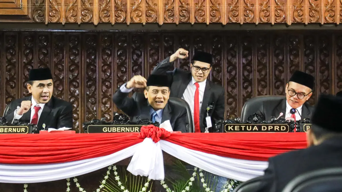 SEMANGAT: Gubernur Jateng Ahmad Luthfi - Wakil Gubernur Jawa Tengah Taj Yasin Maimoen di Gedung Berlian, Kota Semarang.