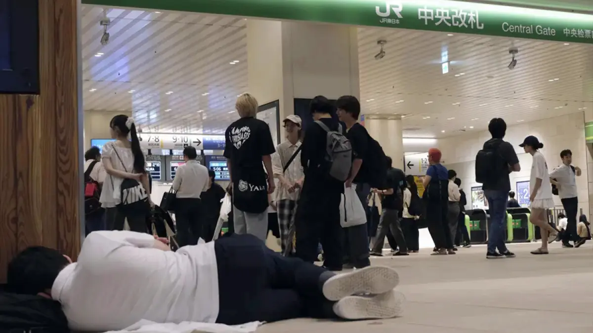 Warga tidur di stasiun JR Chiba karena transportasi lumpuh pada Jumat (14/8). (Kyodo)