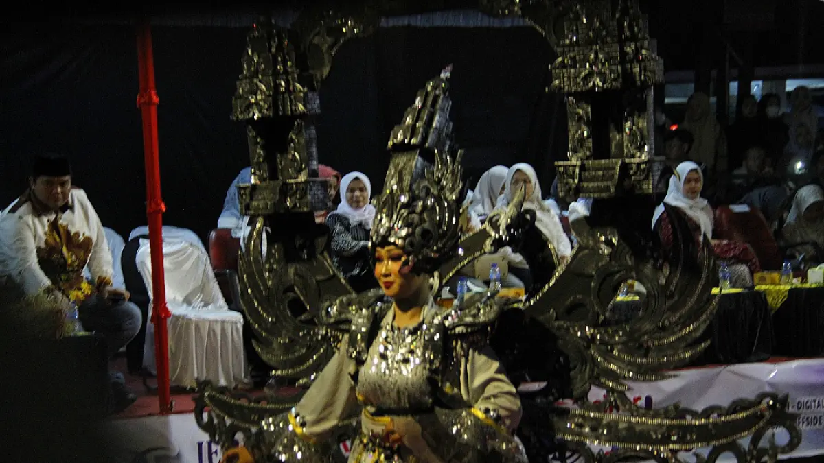 ELEGAN: Percikan cahaya yang dilekatkan pada maskot peserta Jepara Art Carnival 2026, pada Sabtu (15/8).