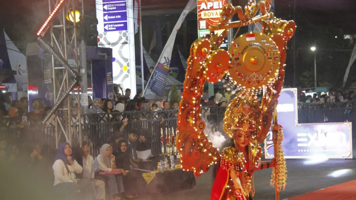 MENAWAN: Para peserta tengah menampilkan berbagai kreasi dalam Jepara Art Carnival 2026 pada Sabtu (15/8) malam. (FIKRI THOHARUDIN/RADAR KUDUS)