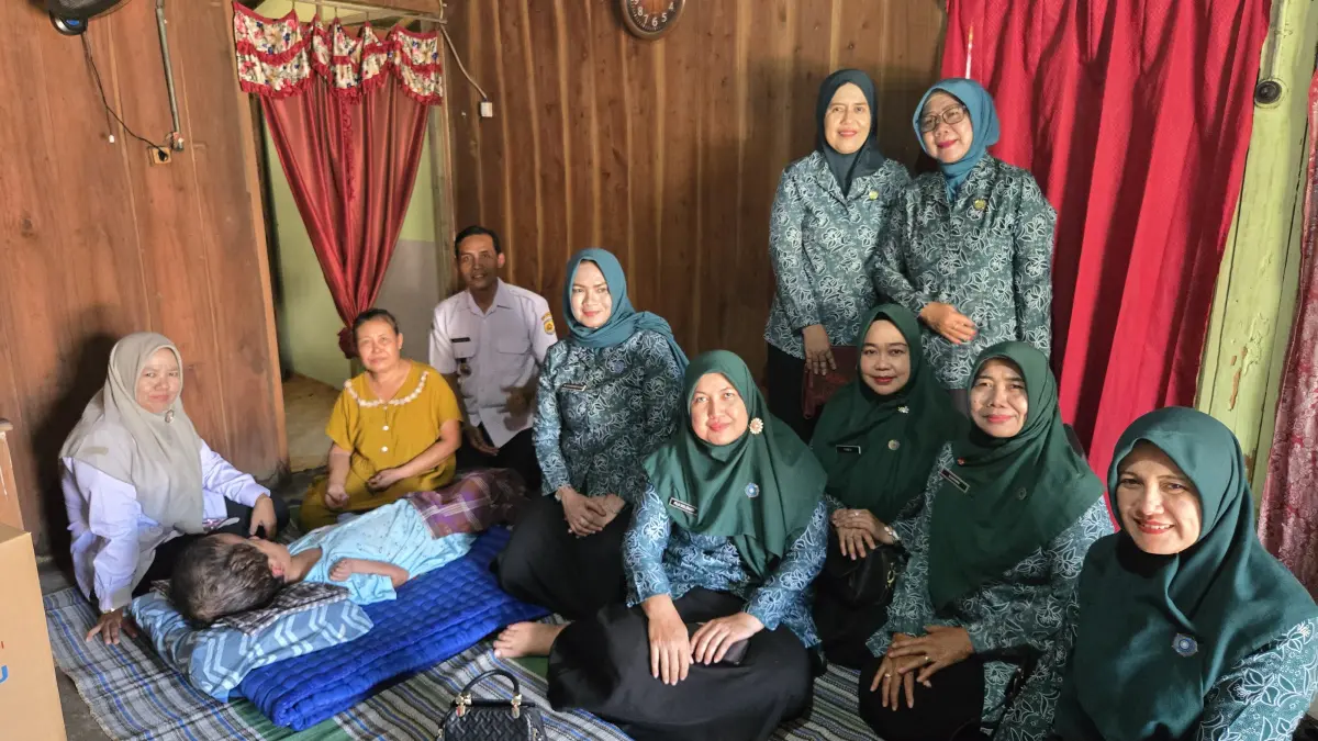 PEDULI: TP PKK Grobogan saat memberikan bantuan ke anak yang mengidap hidrosefalus.