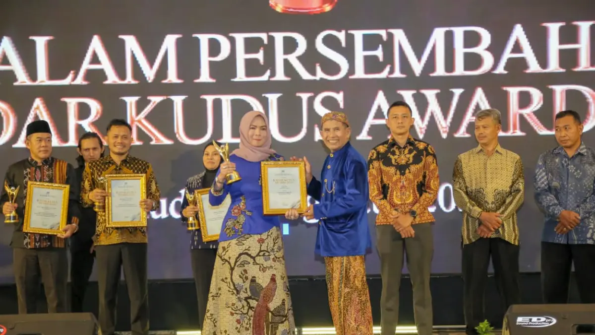 PENGHARGAAN: Ketua TP PKK Grobogan saat menerima penghargaan Radar Kudus Award dari Direktur Radar Kudus Baehaqi.