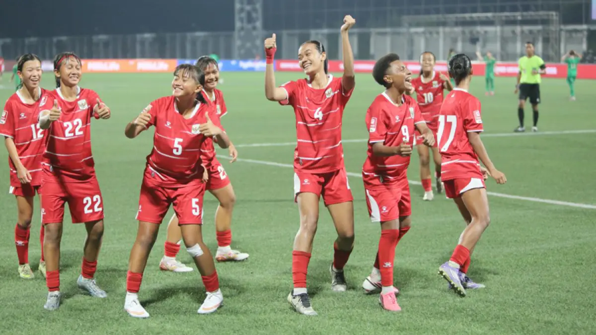 PESTA GOL: Pemain Garuda Pertiwi Jazlyn Kayla merayakan bersama rekannya. (GALIH ERLAMBANG W/ Radar Kudus).