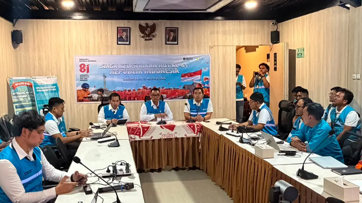 KOORDINASI: Suasana Direktur Utama PLN, Darmawan Prasodjo, saat memimpin rapat koordinasi siaga bencana Flores, Nusa Tenggara Timur, sekaligus melakukan konferensi pers di PLN Unit Pelayanan Pelanggan Flores Bagian Barat, Manggarai Barat, pada Sabtu malam (15/8). Darmawan menyampaikan bahwa PLN melakukan pengamanan secara menyeluruh terhadap sistem kelistrikan nasional guna mendukung seluruh rangkaian peringatan Hari Ulang Tahun (HUT) ke-81 Kemerdekaan Republik Indonesia (RI).