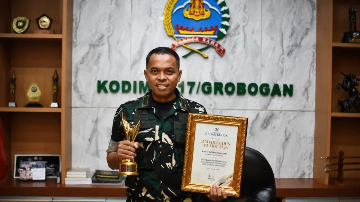 AWARD: Dandim 0717/Grobogan Letkol Inf Wefri Sandiyanto saat menunjukkan piala dan penghargaan Radar Kudus Award 2026.