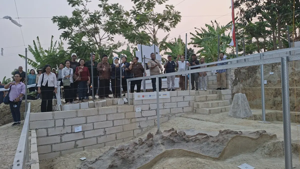 TINJAUAN: Wakil Ketua MPR RI sekaligus anggota DPR RI Lestari Moerdijat, Arkeolog Prof Truman Simanjuntak, Bupati Kudus Sam’ani Intakoris, dan sejumlah tamu undangan meninjau lokasi ekskavasi tahap empat di Situs Ngasinan, Patiayam Desa Terban, Sabtu (15/8). (ANDIKA TRISNA SAPUTRA/RADAR KUDUS)