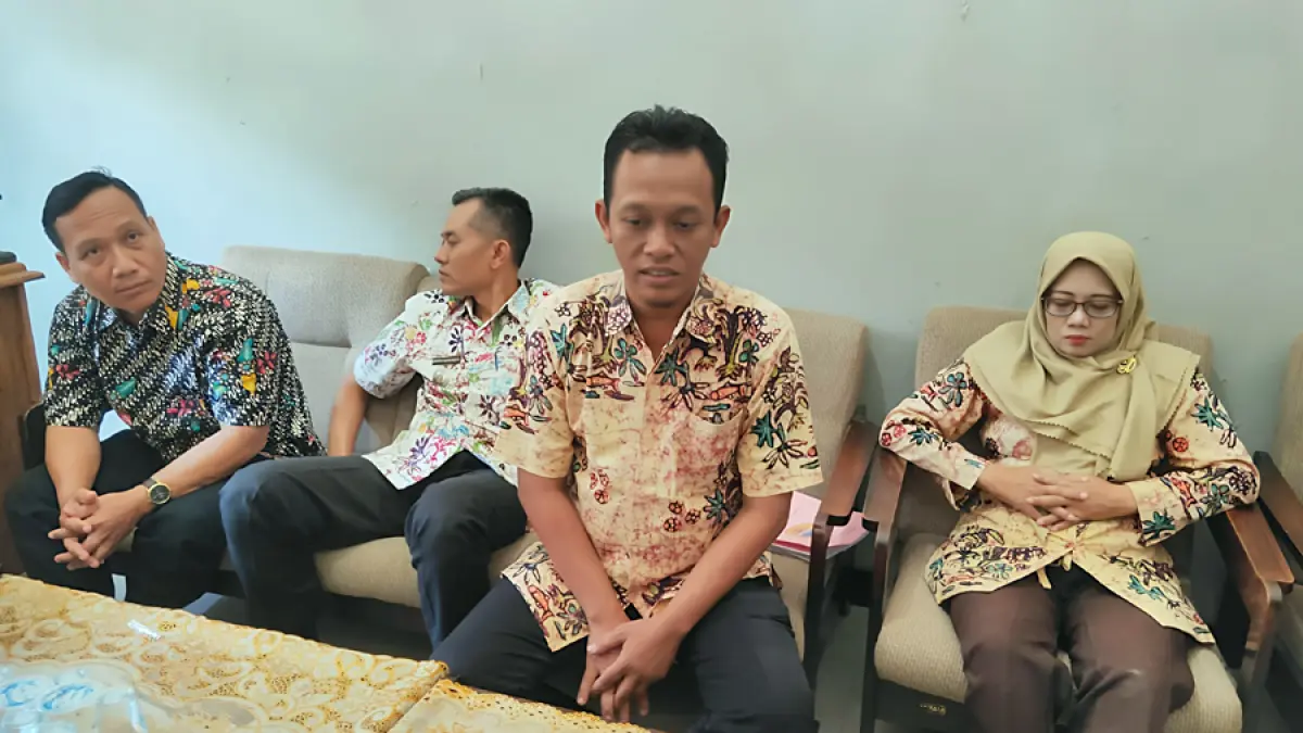 DIKUMPULKAN: Camat dan Pemerintah Desa Trangkil berkumpul di Balai Desa/Kecamatan Trangkil belum lama ini. (ANDRE FAIDHIL FALAH/RADAR KUDUS)