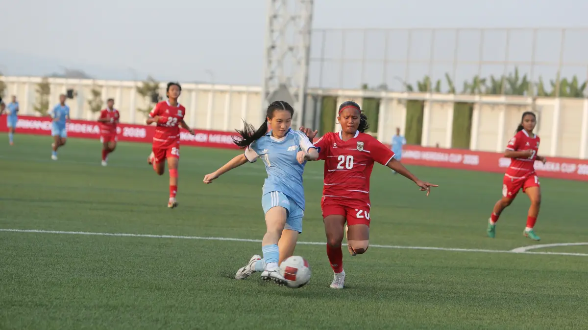 GAGAL MELANGKAH: Pemain Putri Nusantara Asyifa (kanan) berusaha menghentikan pergerakkan pemain Timnas Singapura.(GALIH ERLAMBANG W/Radar Kudus)