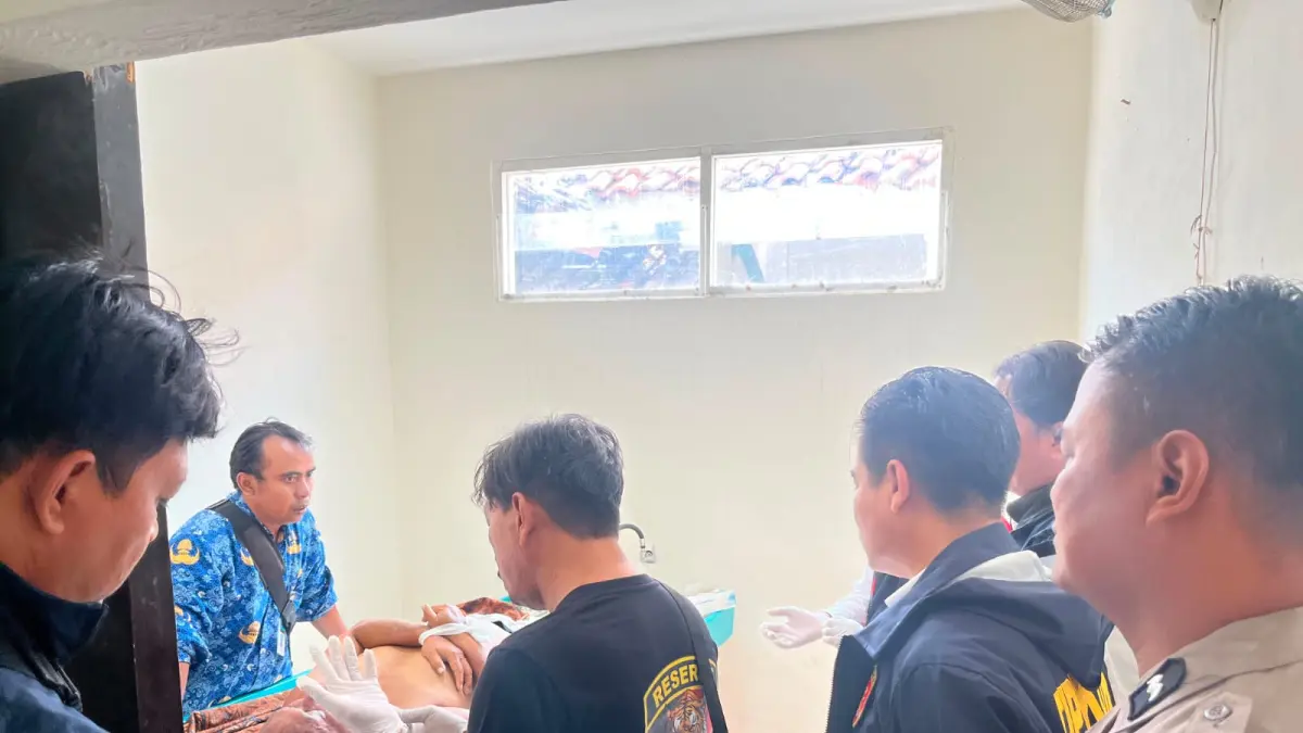 ISTIMEWA UNTUK RADAR KUDUS
TAK SELAMAT: Korban Rohmat Supriyanto tak bisa diselamatkan setelah terlibat duel dengan keponakannya.